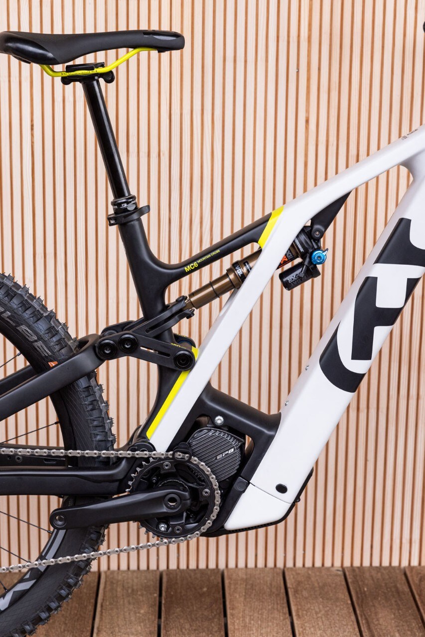 Husqvarna Mountain Cross: la nuova e-bike in carbonio dallo stile inconfondibile